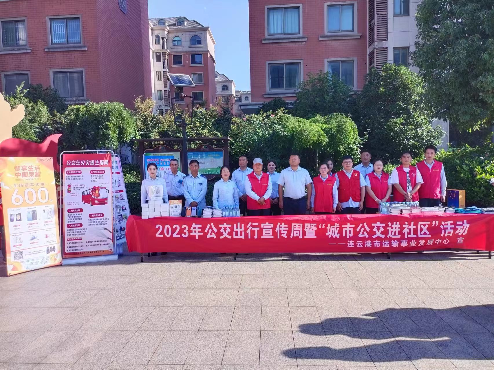 公交集團(tuán)組織開(kāi)展“城市公交進(jìn)社區(qū)”活動(dòng)